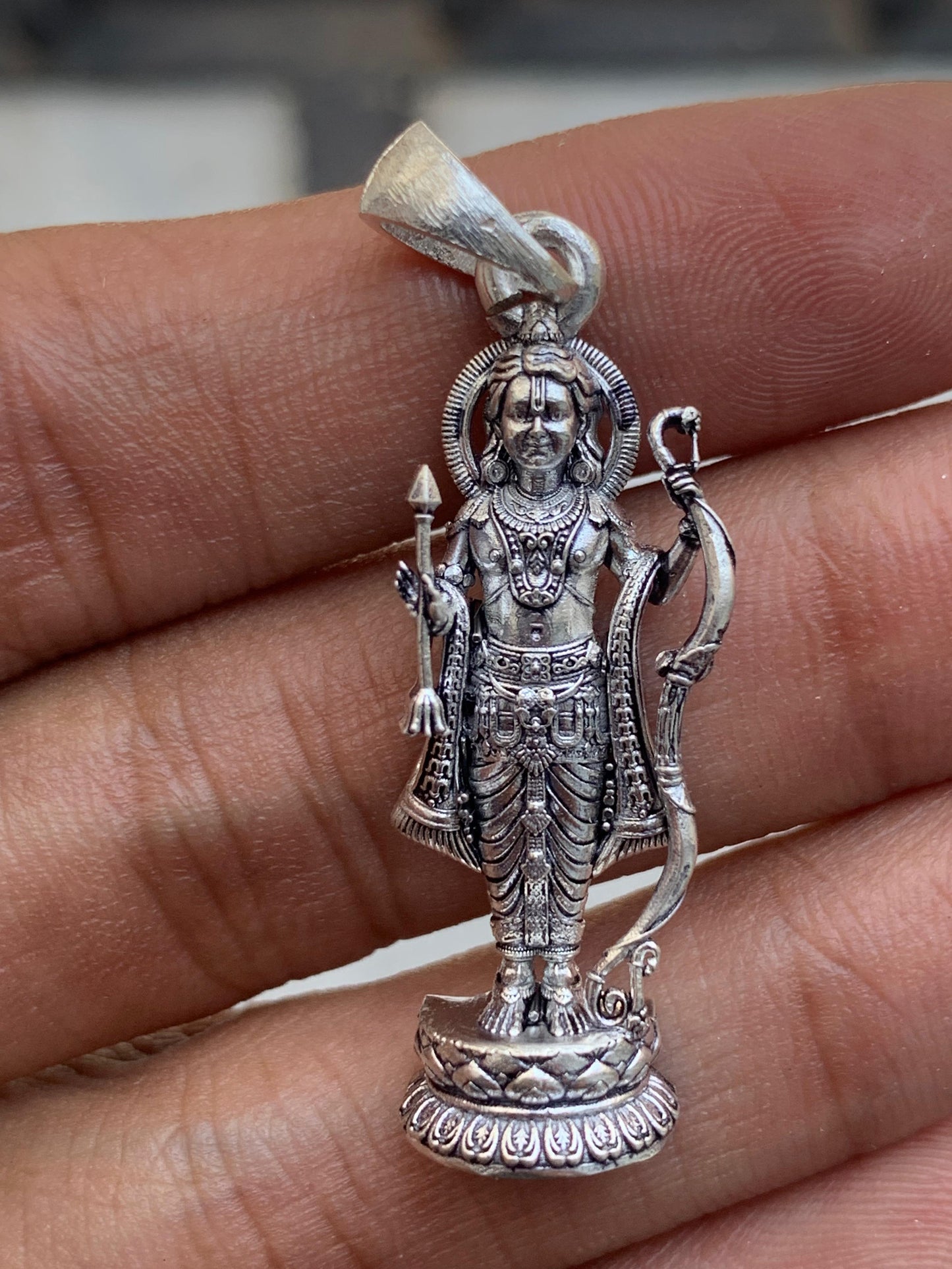 925 sterling silver Ram Lalla pendant side view,